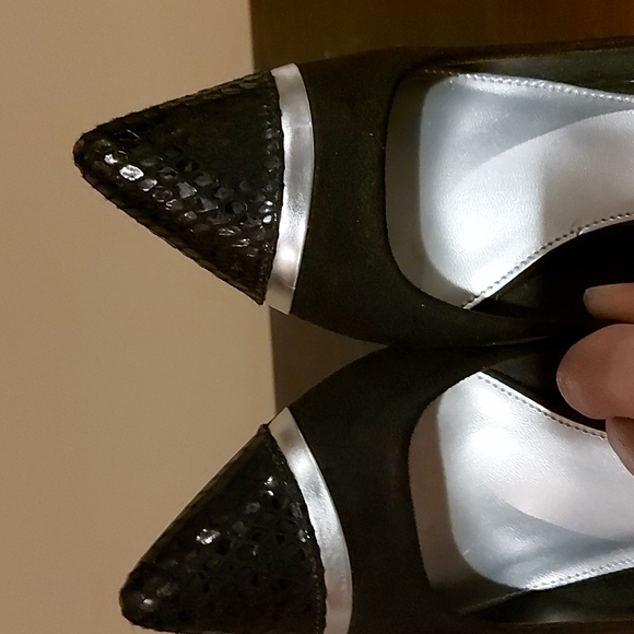 Black Pointed Toe Heels - Picture 5 of 5